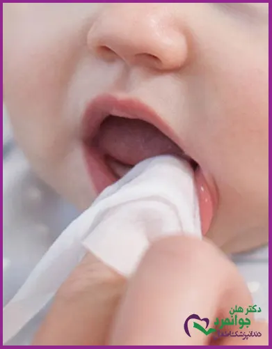 رعایت بهداشت دهان و دندان
تمیز کردن لثه های نوزاد و کودک با یک قطعه گاز پانسمان
مسواک زدن به طور مرتب به محض رویش اولین دندان
گاز گرفتن قاشق سرد یا پستانک سرد توسط کودک
مصرف غذاهای سرد و غیر اسیدی برای جلوگیری از تحریک لثه ها
پاک کردن لثه ها با روغن زیتون
غرغره کردن آب نمک برای کنترل خونریزی
خودداری از استفاده از هر نوع ژل بی حسی بدون تجویز دندانپزشک برای کاهش درد کودک
خودداری از استفاده از ژل موضعی لیدوکائین برای دندان درآوردن
پرهیز از مصرف مرکبات و آب میوه های اسیدی برای جلوگیری از تحریک لثه متورم
پرهیز از مصرف گوجه فرنگی برای جلوگیری از ایجاد احساس سوزش و گزش در لثه به دلیل اسیدی و ترش مزه بودن
خودداری از دادن ادویه مانند نمک به کودکان برای جلوگیری از احساس سوزش بر روی لثه ها